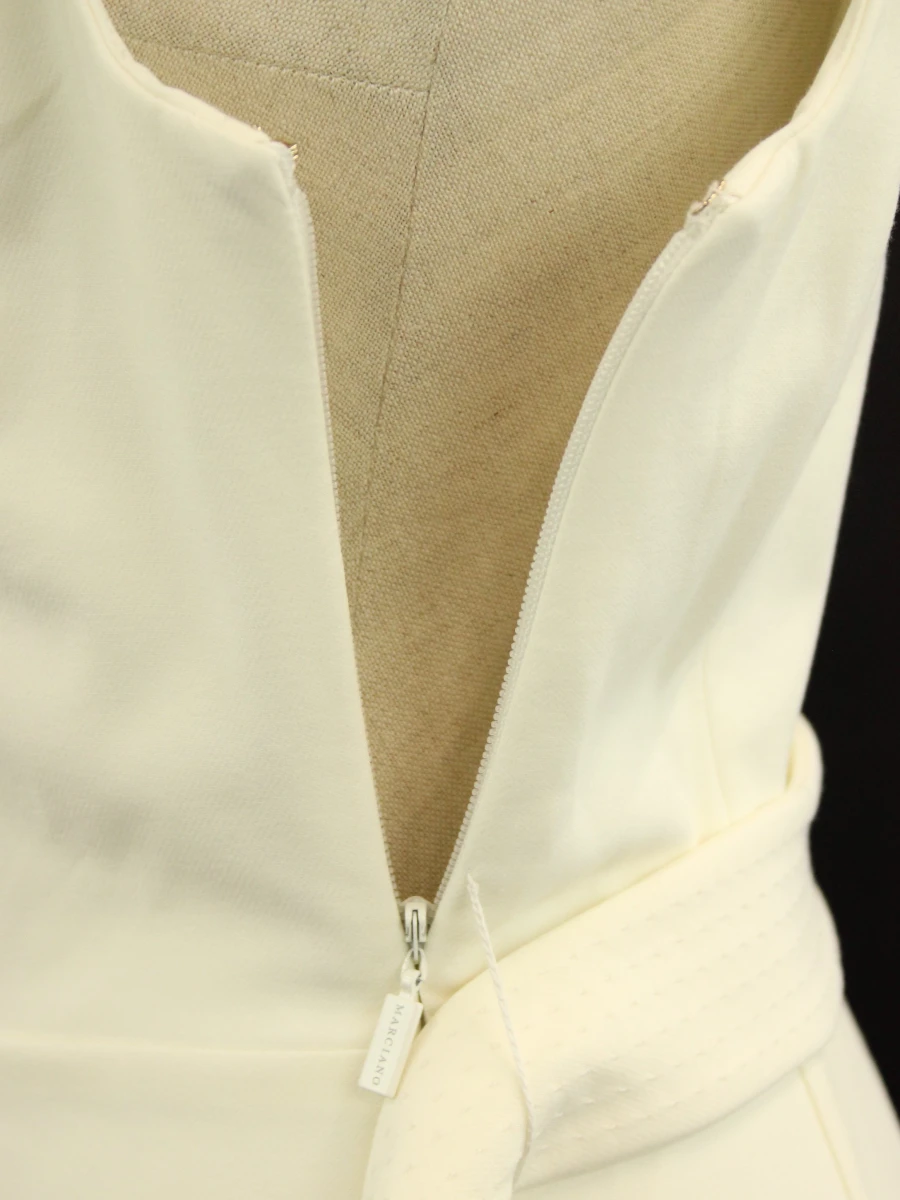Marciano by Guess - elegante, crèmekleurige ceintuurjurk met knappe kraag