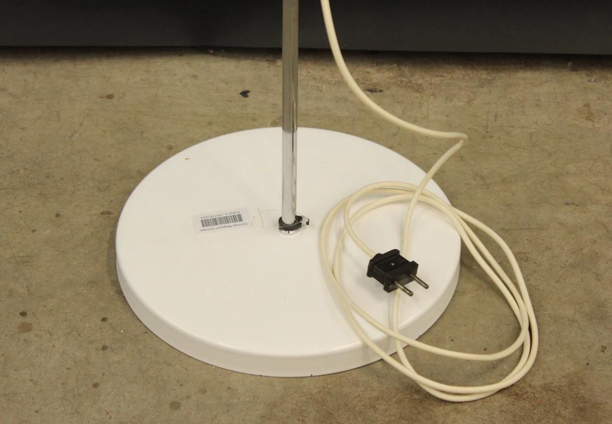 Mid Century geëmaileerde witte vloerlamp gebaseerd op Staff Leuchten