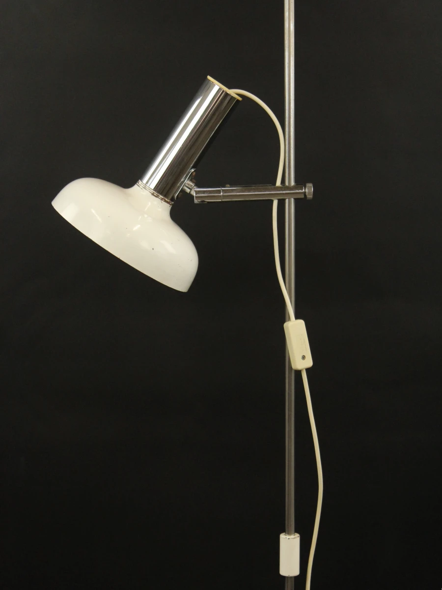 Mid Century geëmaileerde witte vloerlamp gebaseerd op Staff Leuchten