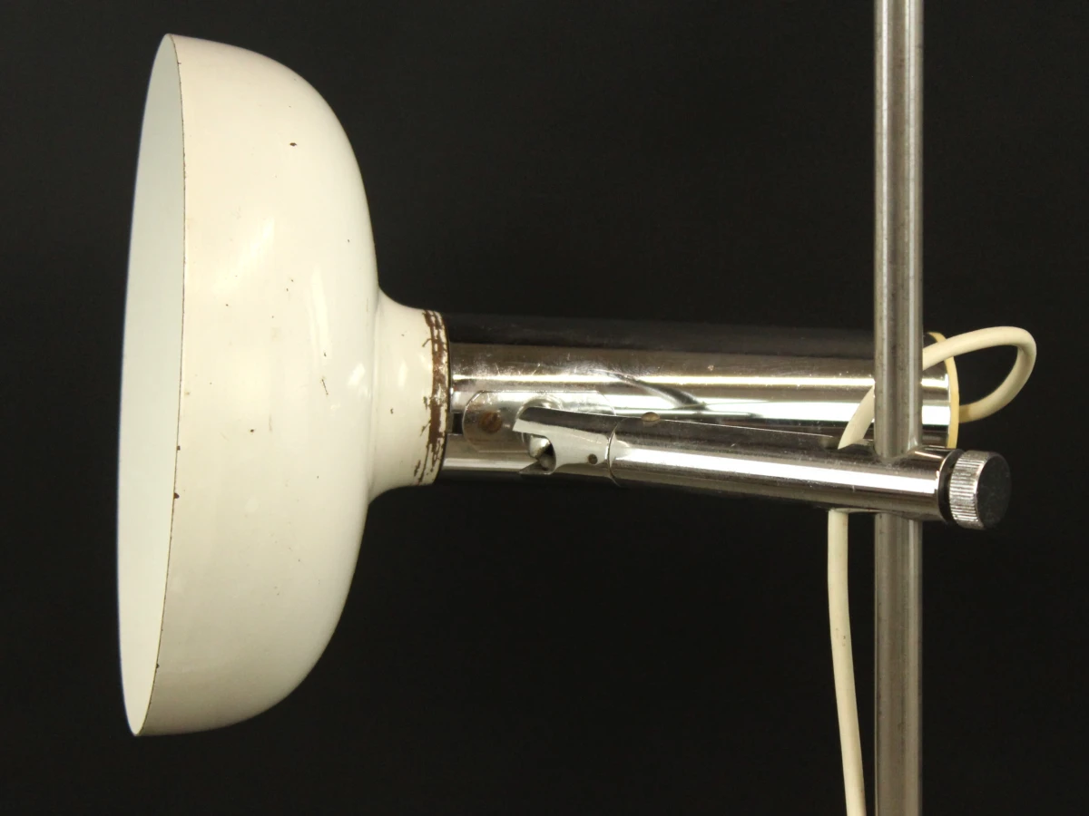 Mid Century geëmaileerde witte vloerlamp gebaseerd op Staff Leuchten