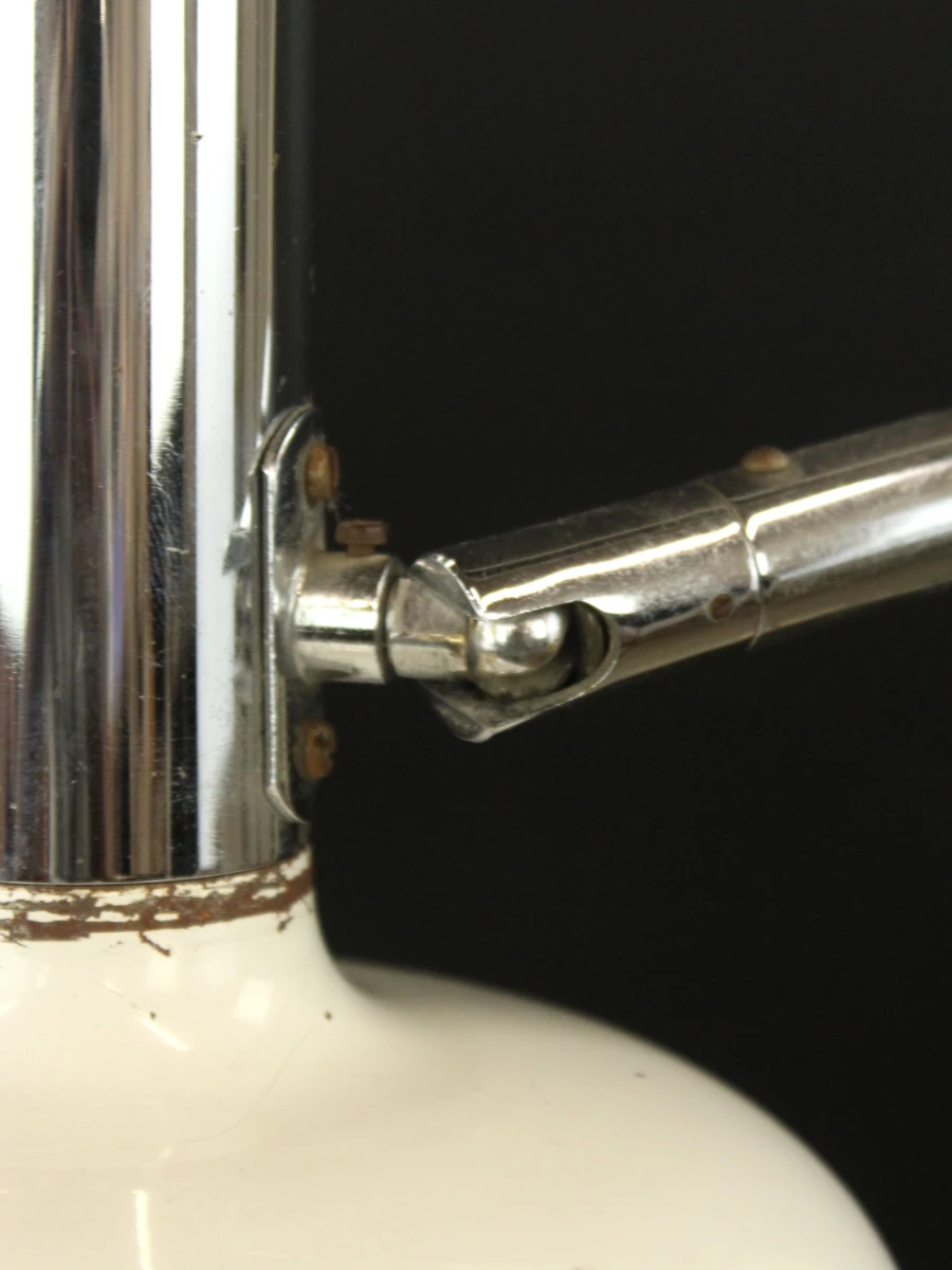 Mid Century geëmaileerde witte vloerlamp gebaseerd op Staff Leuchten
