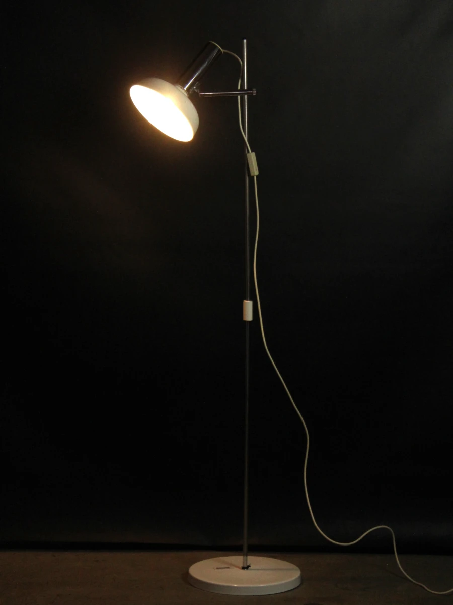Mid Century geëmaileerde witte vloerlamp gebaseerd op Staff Leuchten
