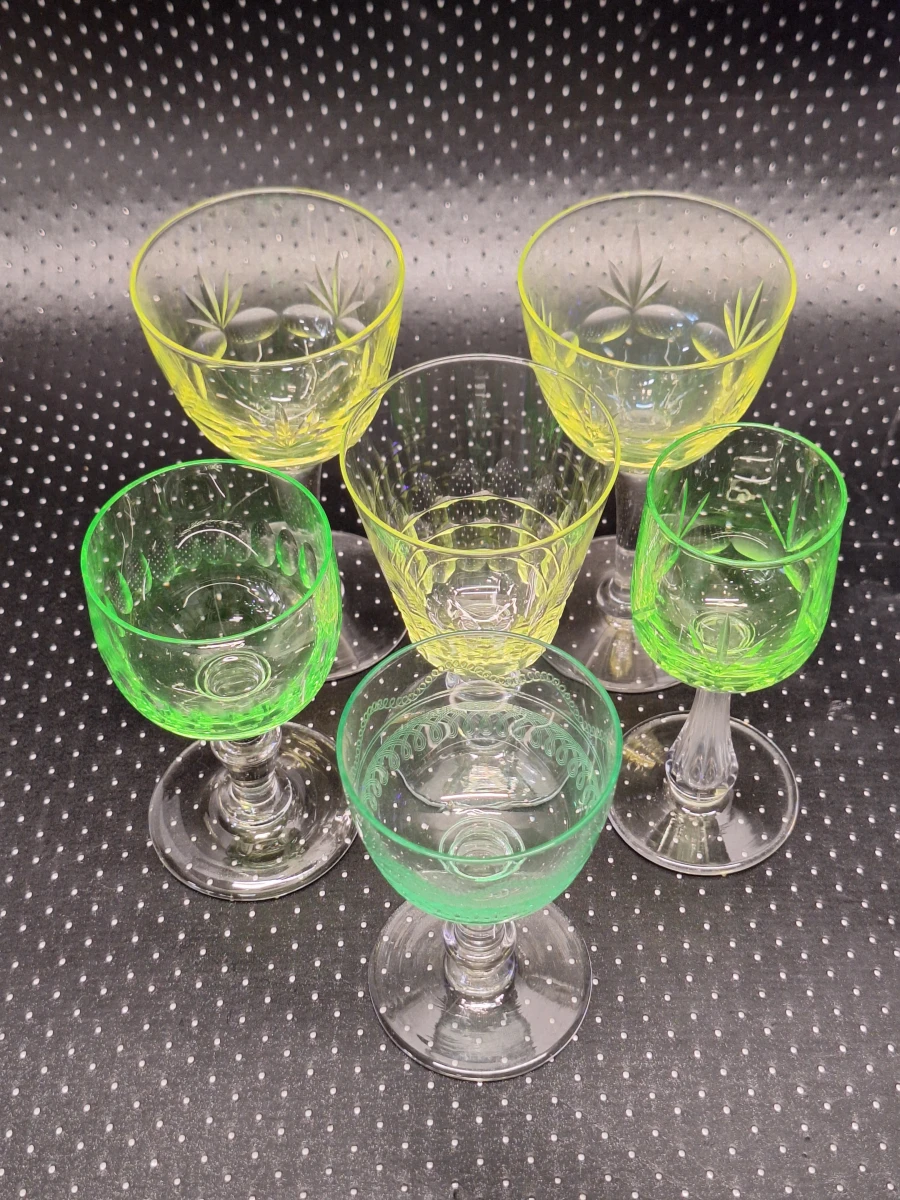 Unieke set van 6 antieke uranium wijnglazen – Elk glas anders