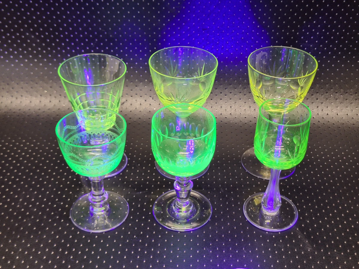 Unieke set van 6 antieke uranium wijnglazen – Elk glas anders