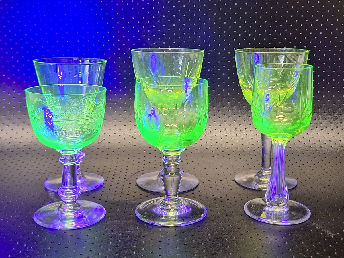 Unieke set van 6 antieke uranium wijnglazen – Elk glas anders