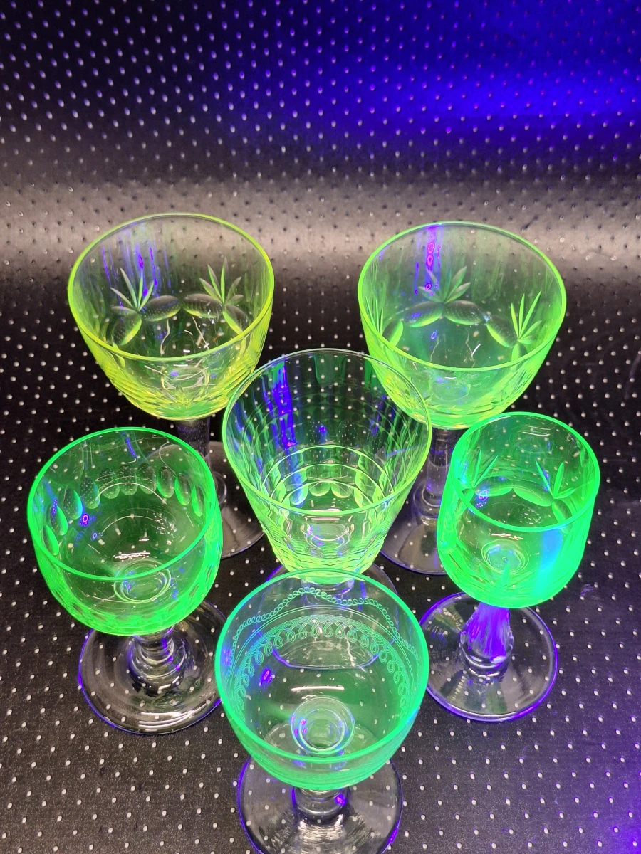 Unieke set van 6 antieke uranium wijnglazen – Elk glas anders