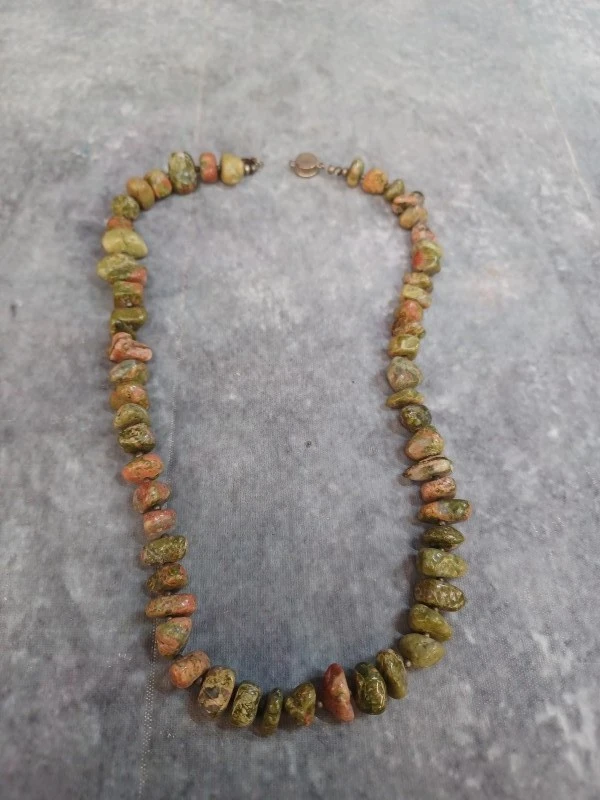 Stijlvolle handgemaakte sieraden set met natuursteen en unakiet - foto 9