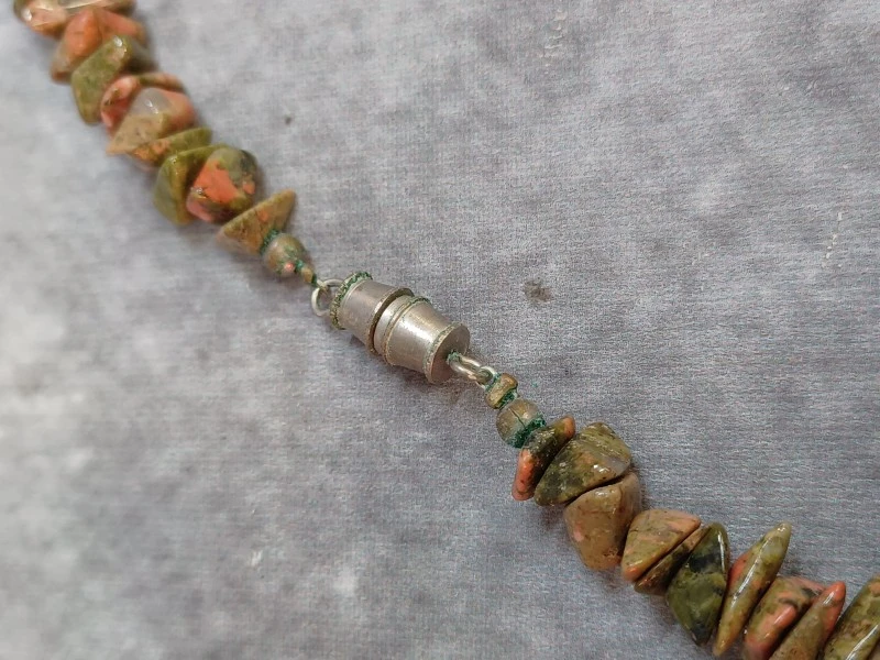Stijlvolle handgemaakte sieraden set met natuursteen en unakiet - foto 6