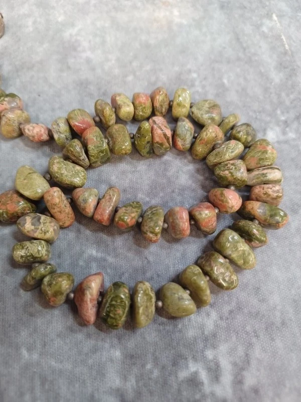 Stijlvolle handgemaakte sieraden set met natuursteen en unakiet - foto 10
