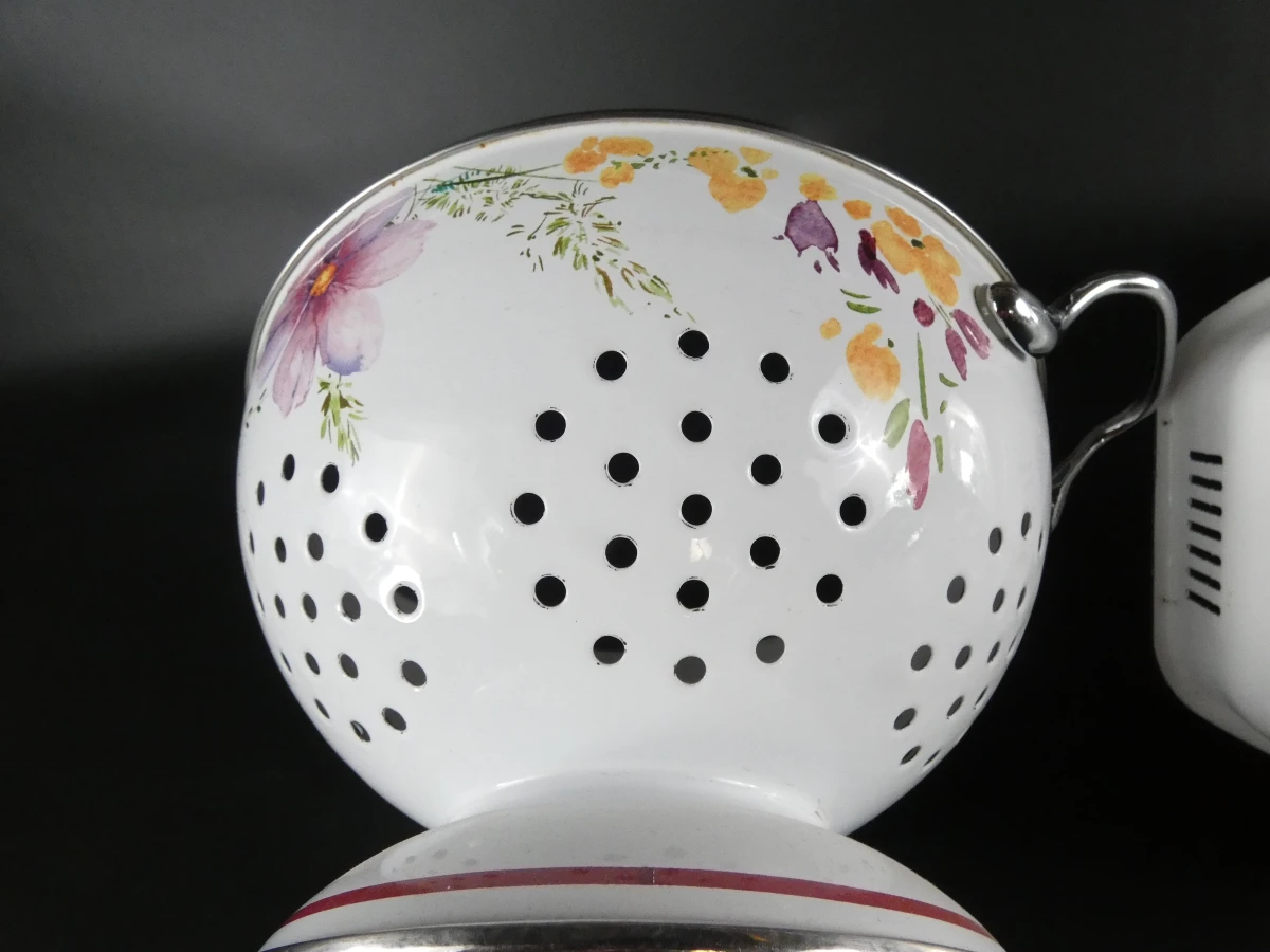 Twee decoratieve geëmailleerde keukenstukken van Villeroy & Boch
