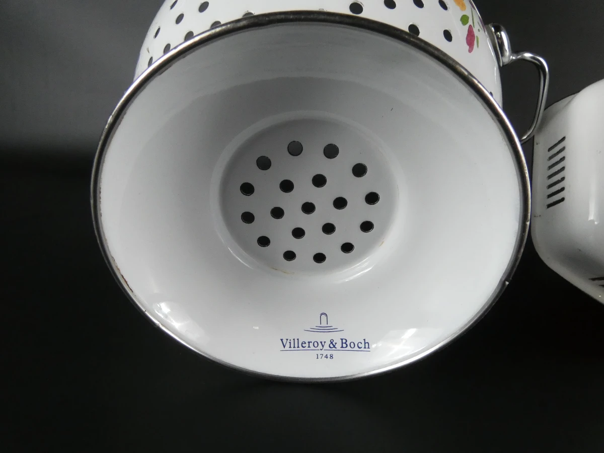 Twee decoratieve geëmailleerde keukenstukken van Villeroy & Boch