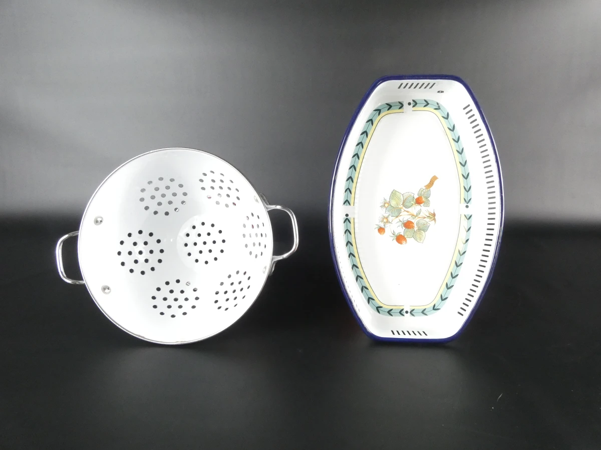 Twee decoratieve geëmailleerde keukenstukken van Villeroy & Boch