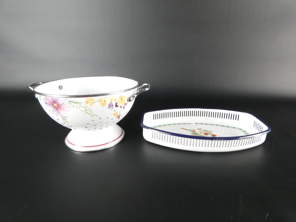 Twee decoratieve geëmailleerde keukenstukken van Villeroy & Boch