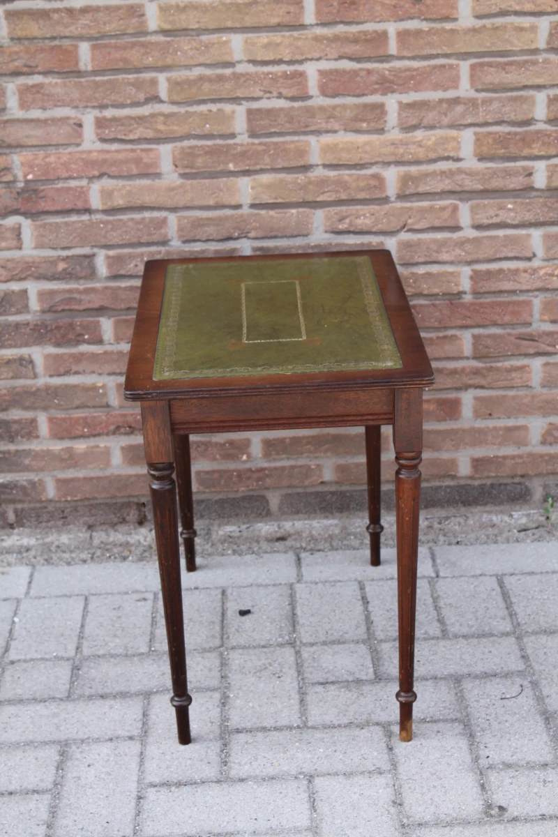 Antiek houten bijzettafeltje met groen leren blad