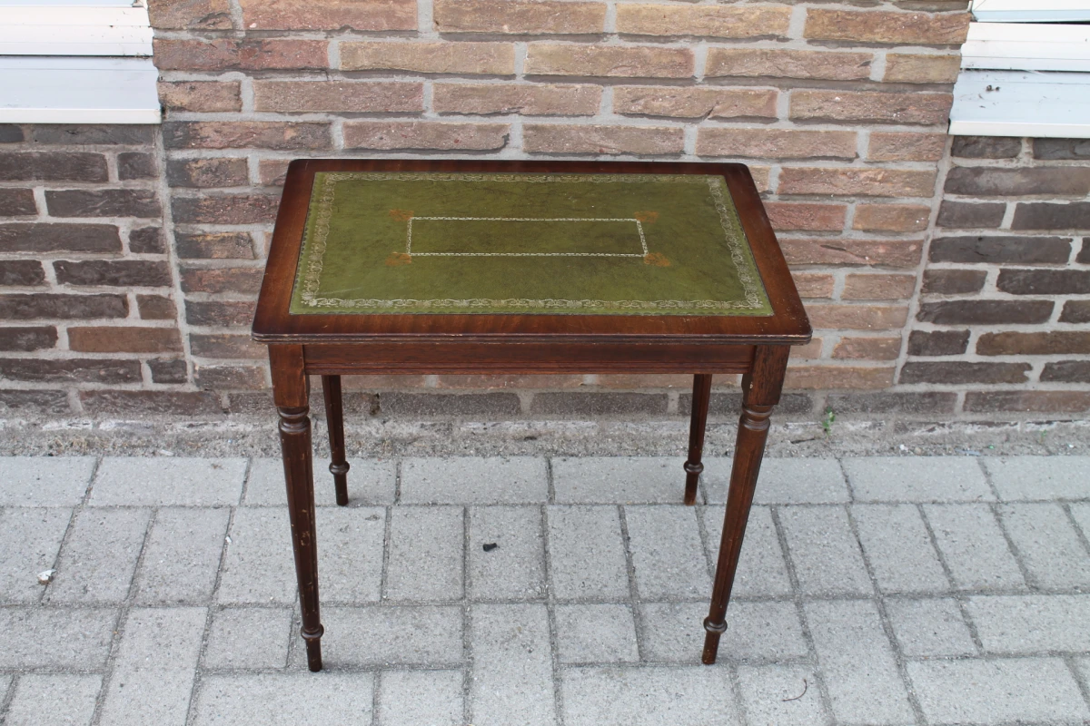 Antiek houten bijzettafeltje met groen leren blad