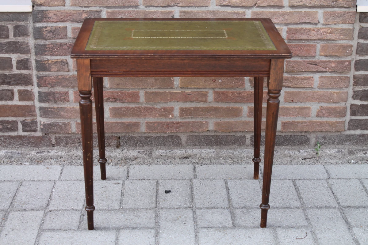Antiek houten bijzettafeltje met groen leren blad
