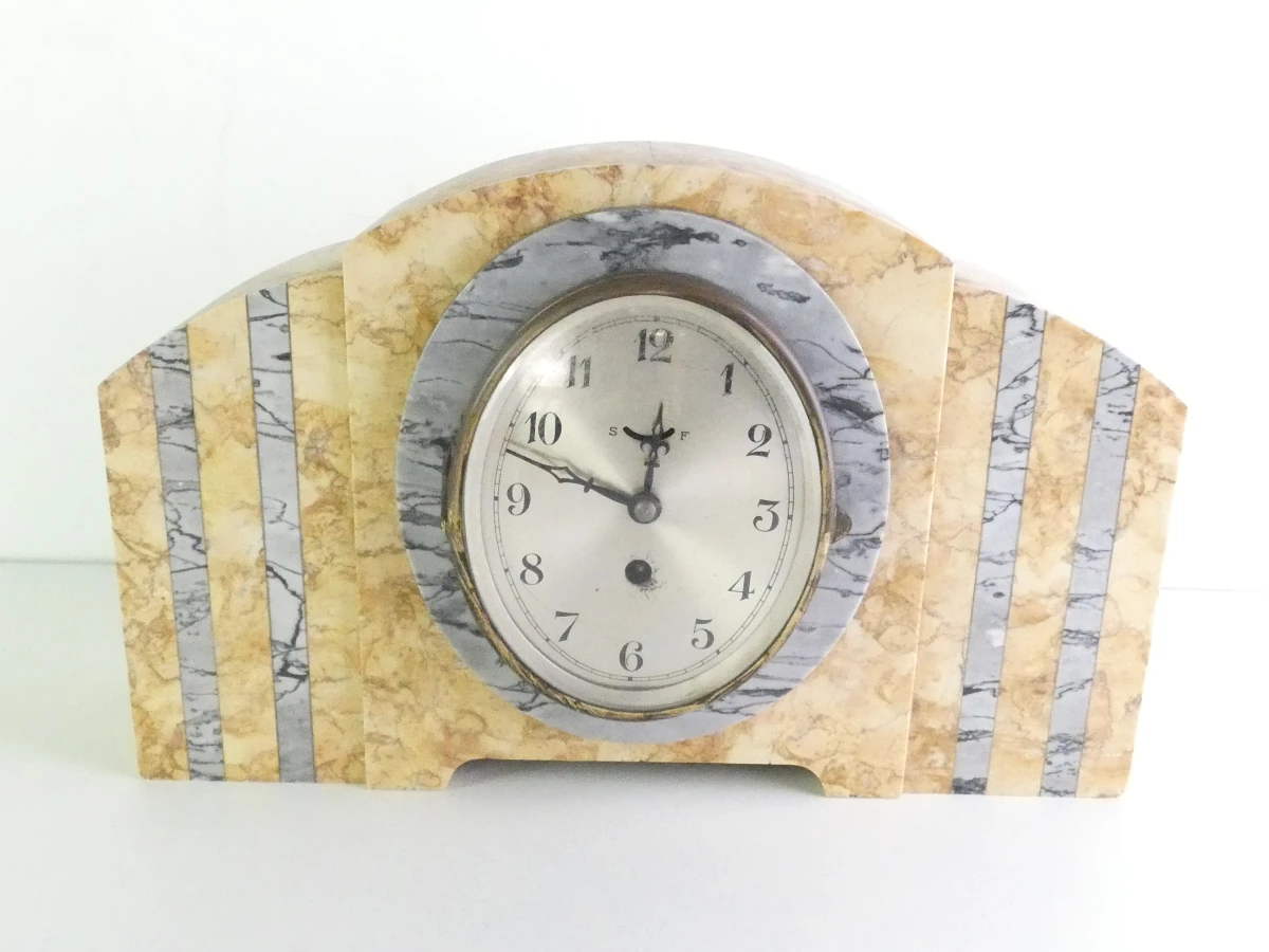 Art Deco marmeren schouwklok met kandelaars