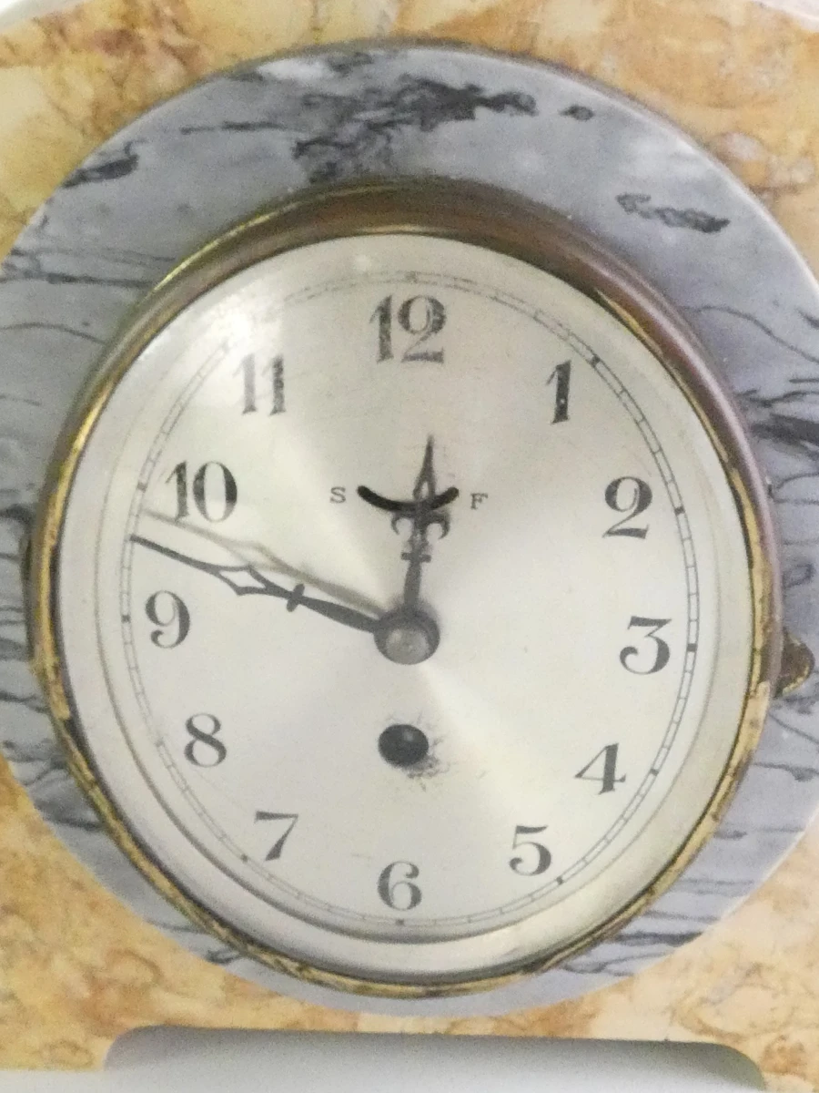 Art Deco marmeren schouwklok met kandelaars