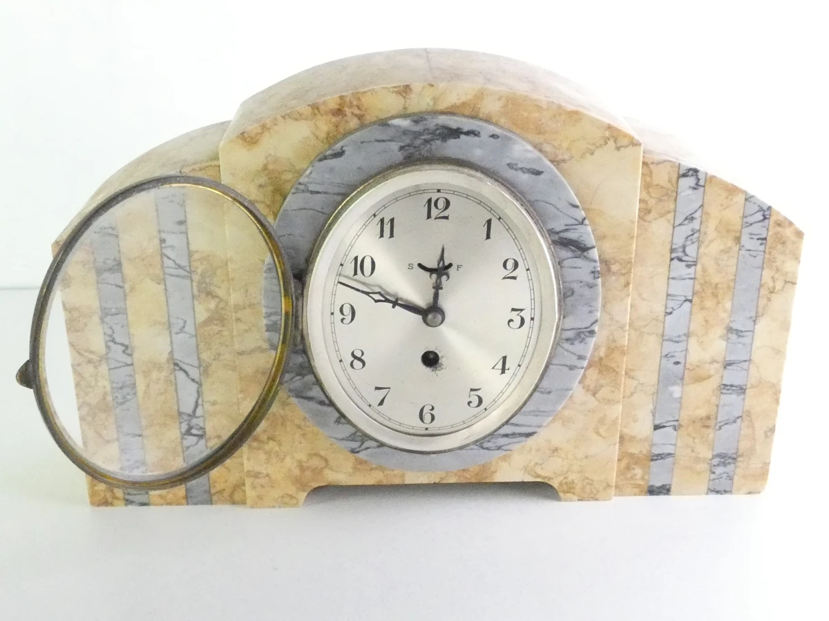Art Deco marmeren schouwklok met kandelaars