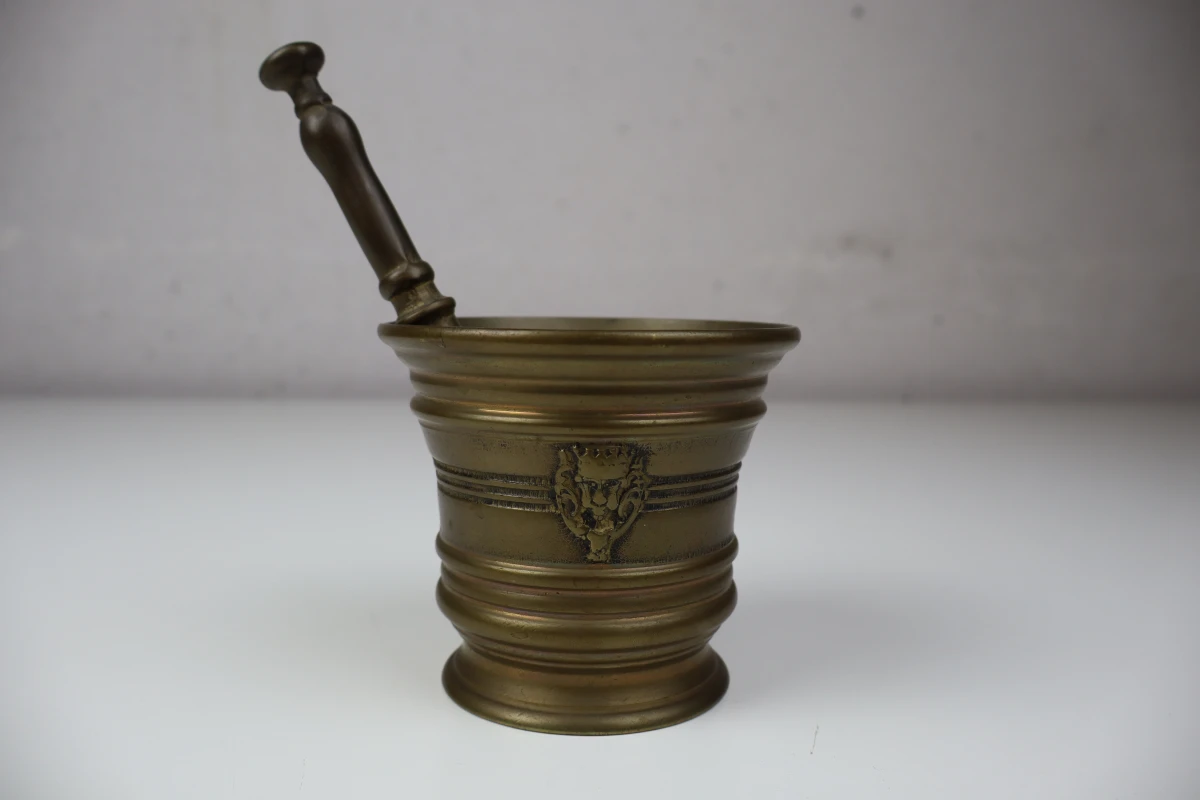Bronzen of messing vijzel met stamper
