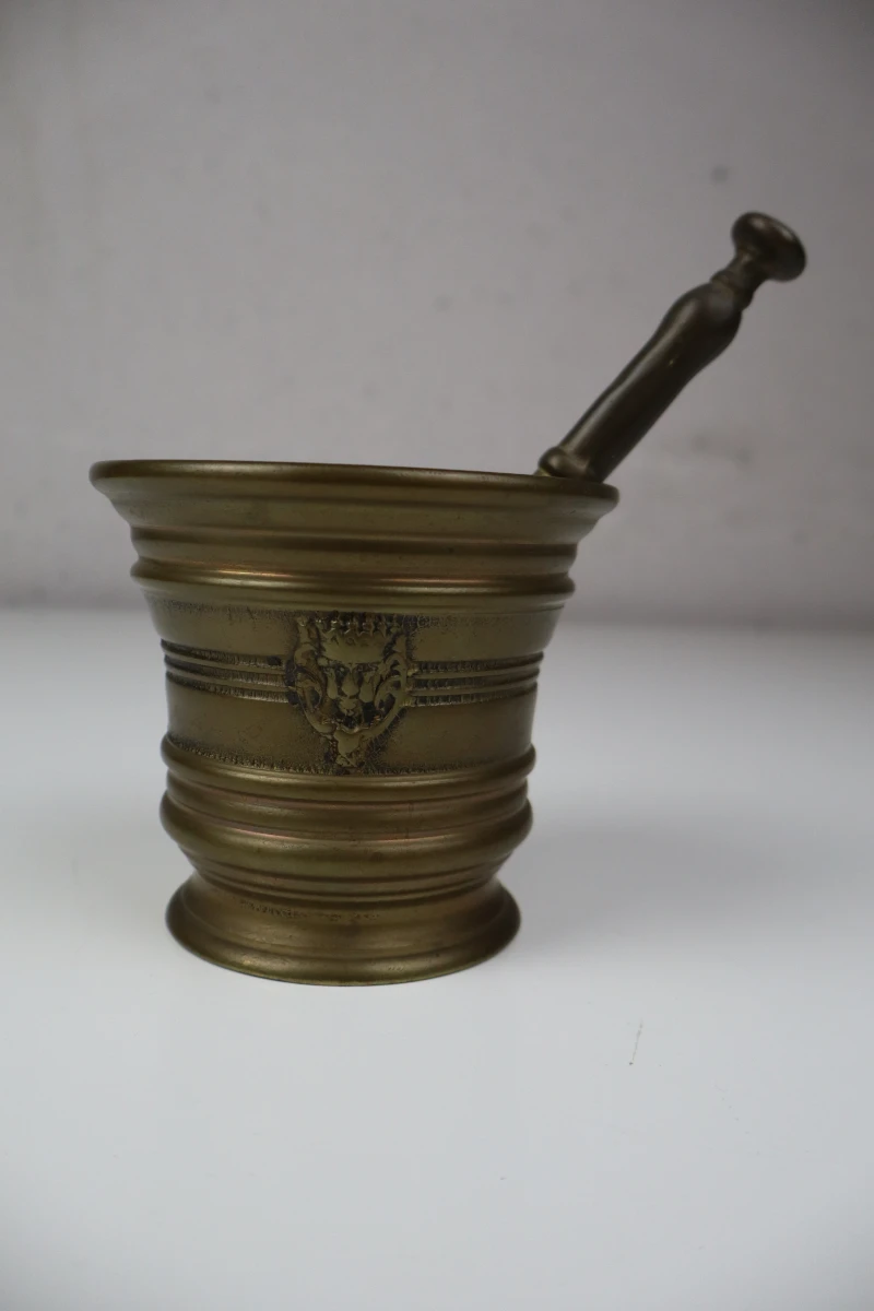 Bronzen of messing vijzel met stamper