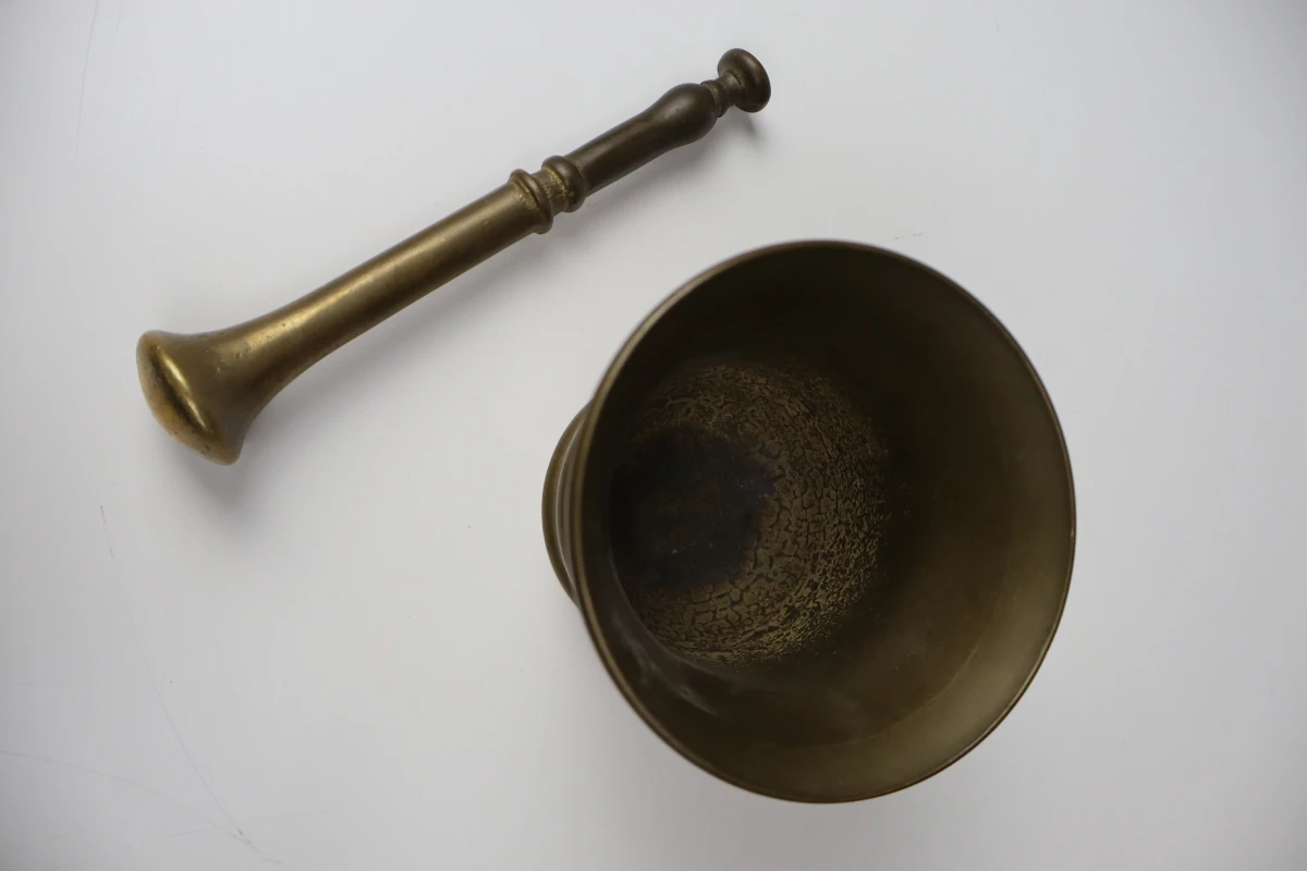 Bronzen of messing vijzel met stamper