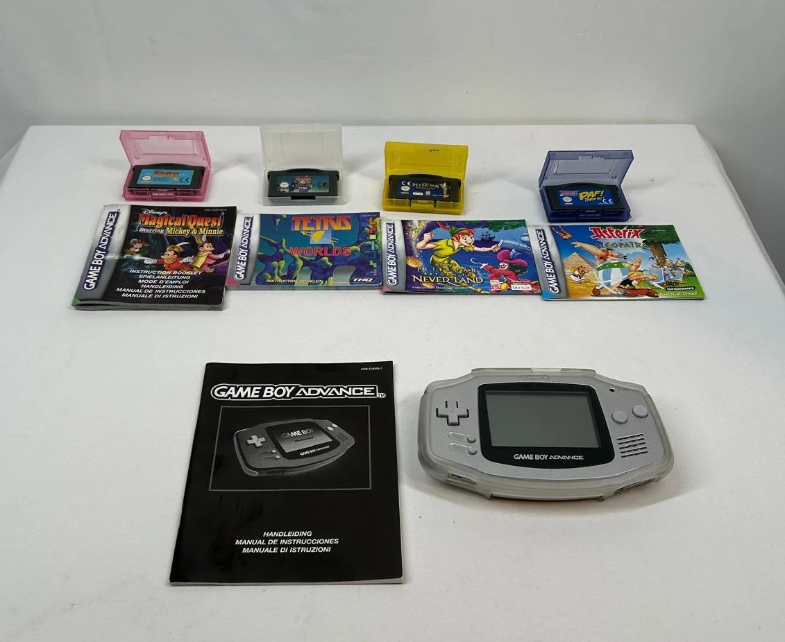Game Boy Advance met 4 spelcartridges