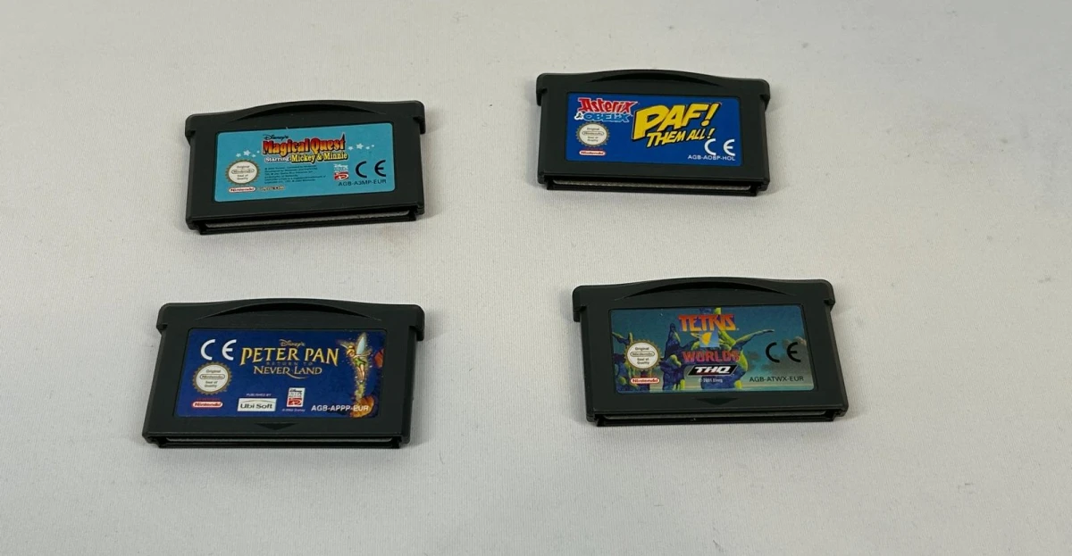 Game Boy Advance met 4 spelcartridges