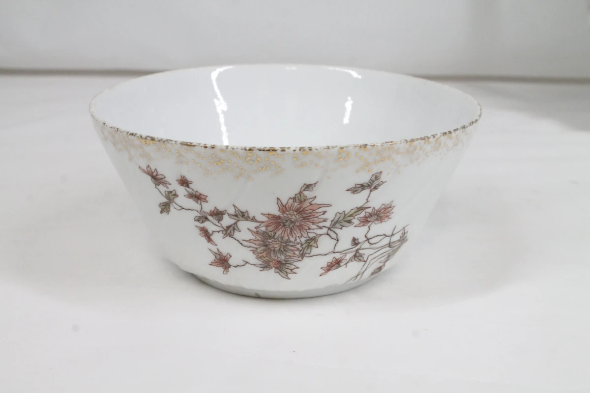 Porseleinen servies met bloemmotief