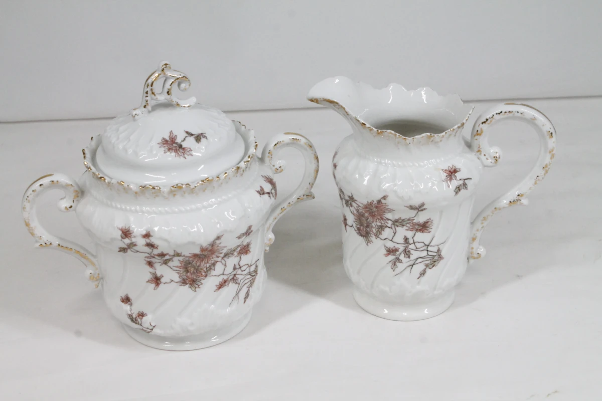 Porseleinen servies met bloemmotief