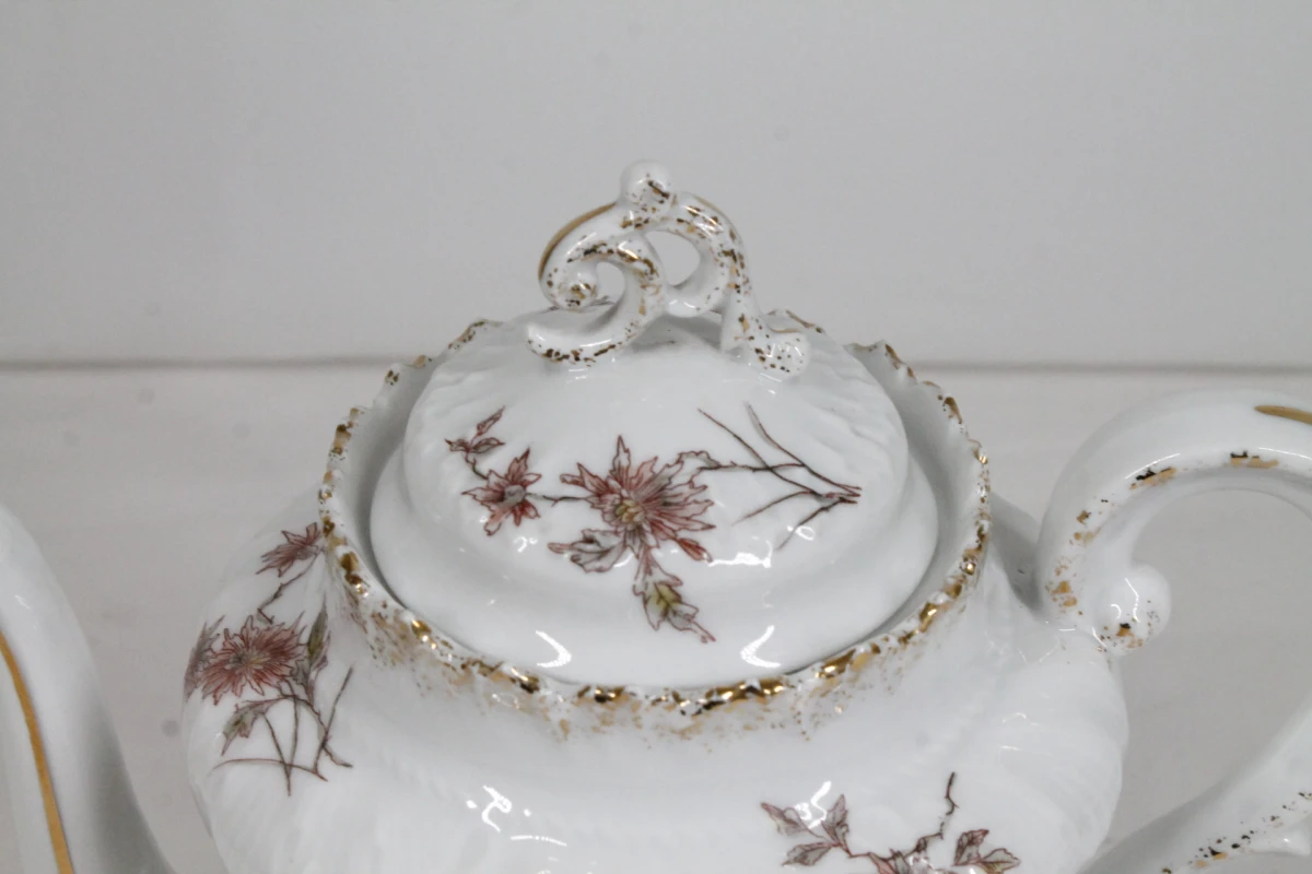 Porseleinen servies met bloemmotief