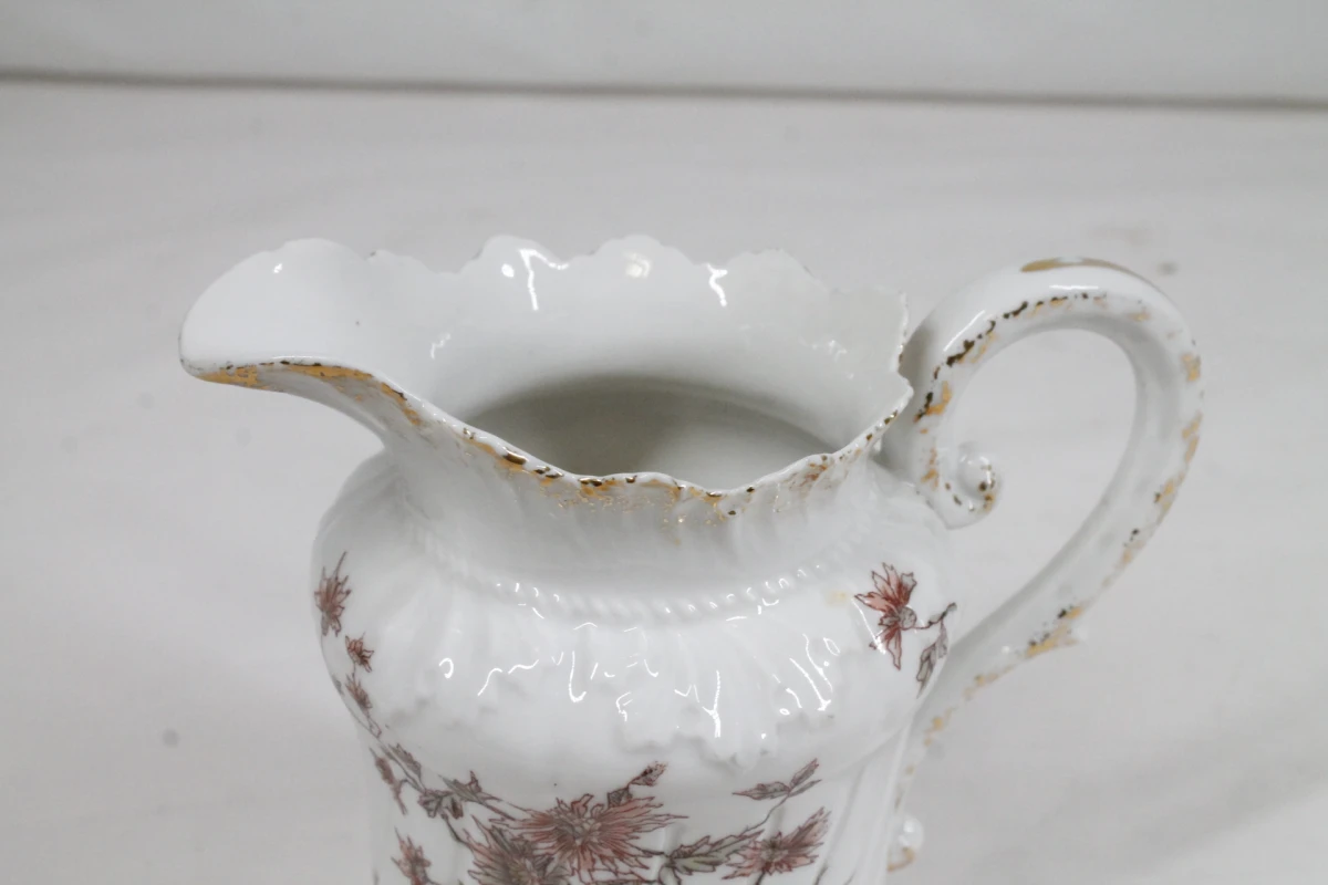 Porseleinen servies met bloemmotief