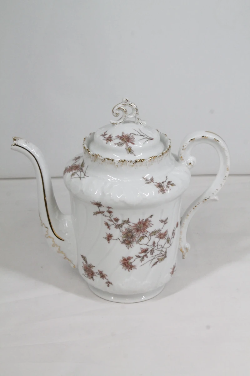 Porseleinen servies met bloemmotief