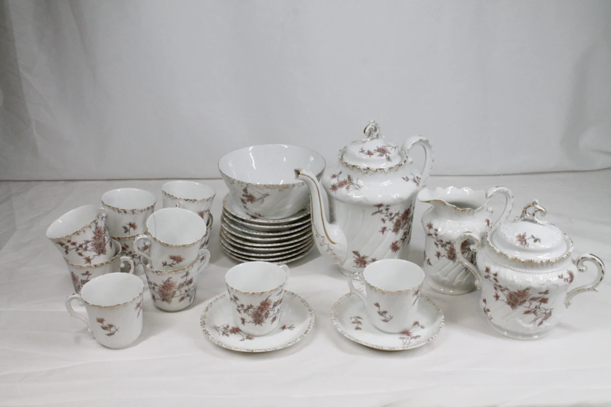 Porseleinen servies met bloemmotief