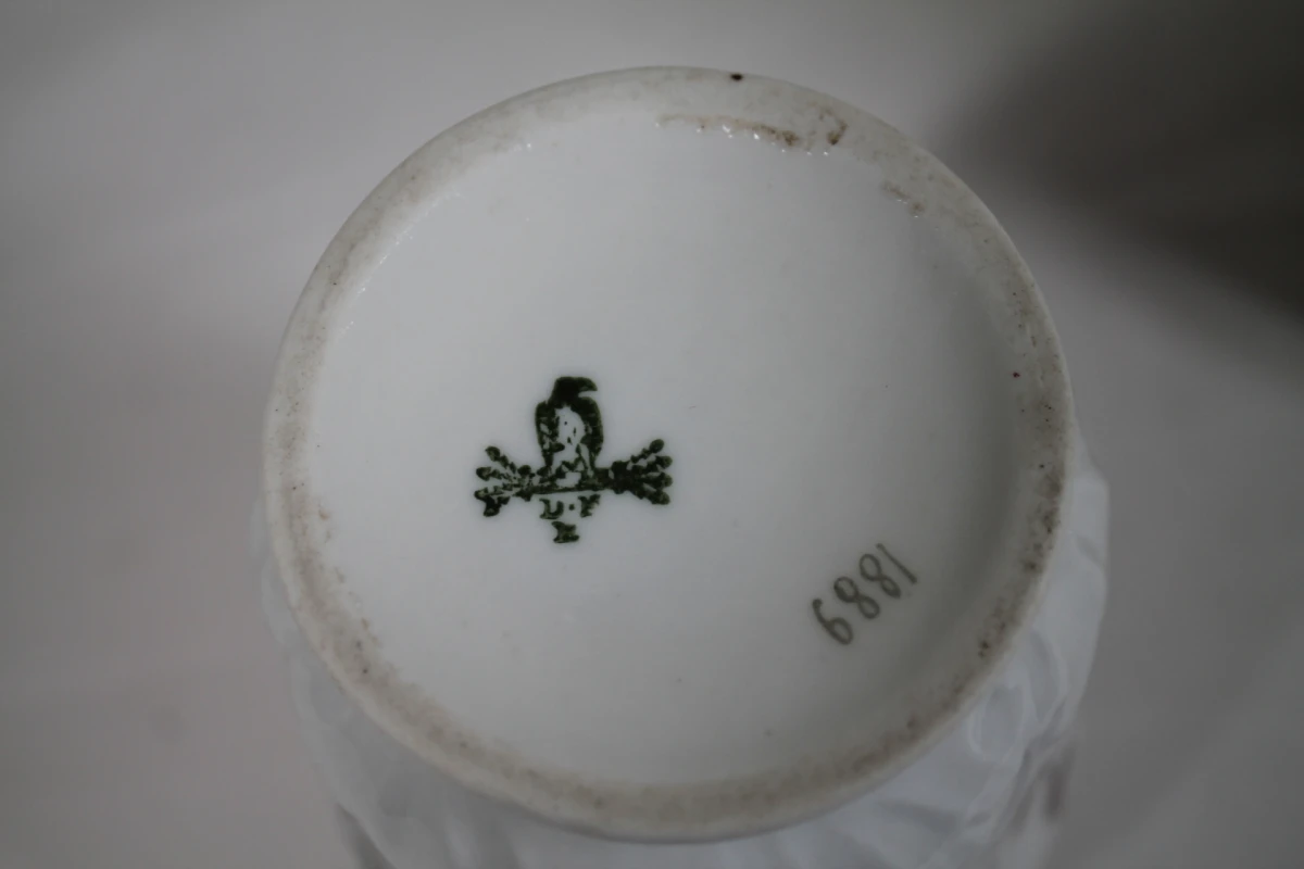 Porseleinen servies met bloemmotief