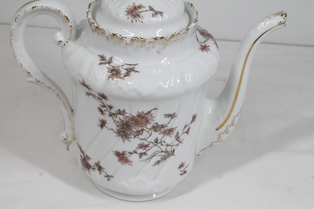 Porseleinen servies met bloemmotief