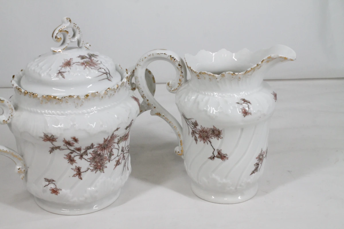 Porseleinen servies met bloemmotief