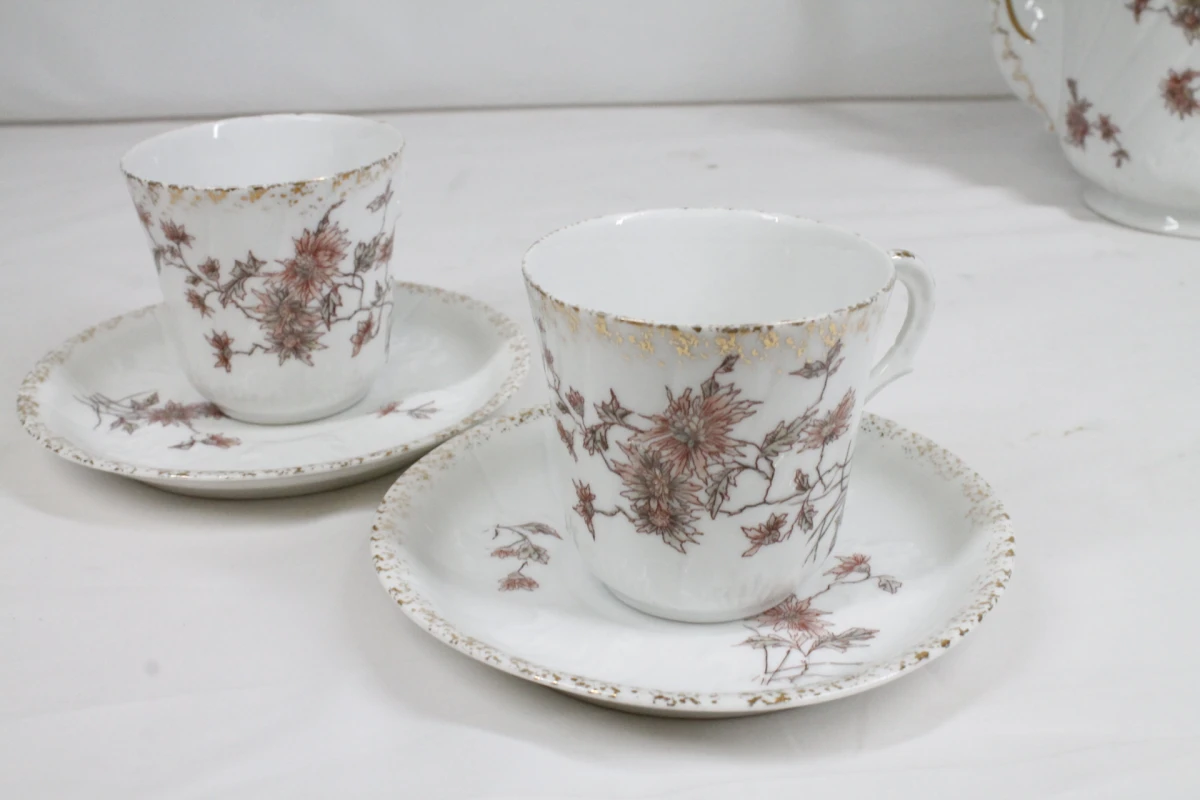 Porseleinen servies met bloemmotief