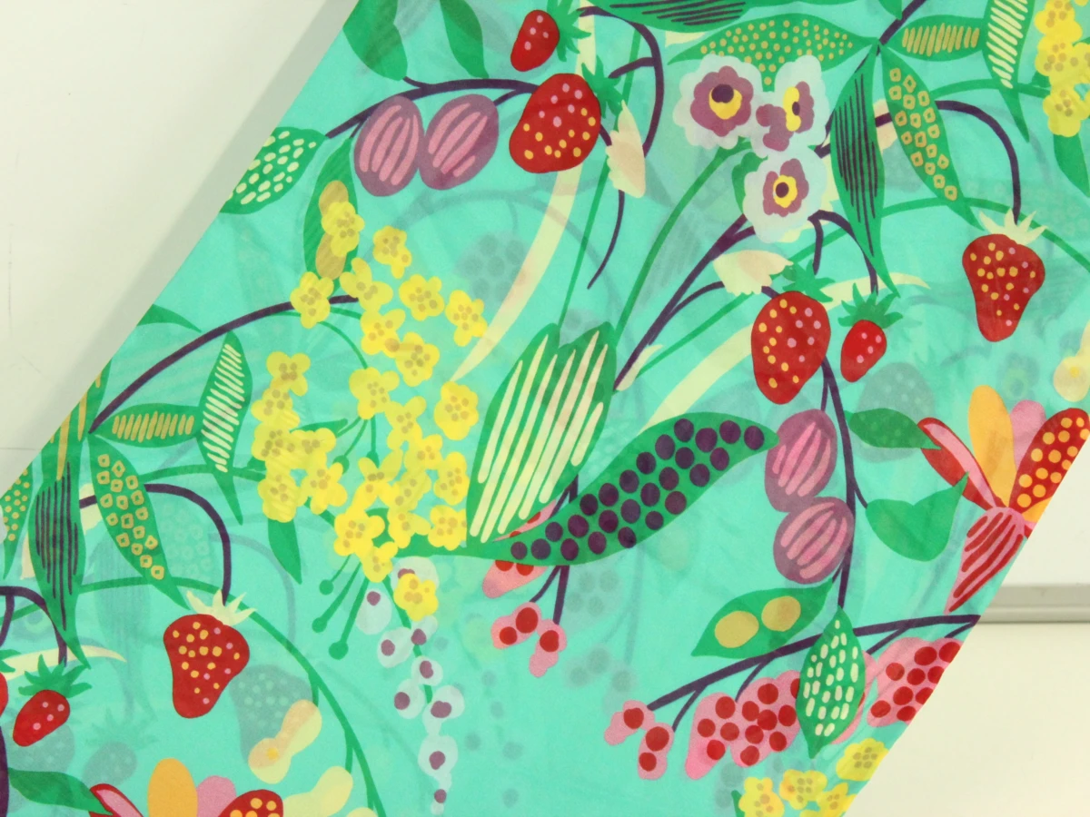Italiaanse zijden sjaal met kleurrijke botanische print en franjes