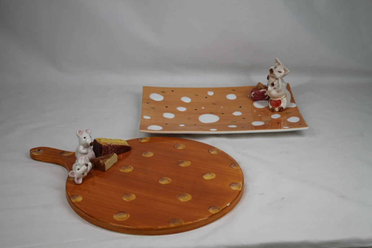 Set van een kaasplank en een serveerbord met 3D- dieren