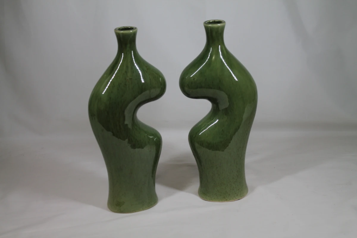 Set van 2 groene keramische vazen met abstracte vorm