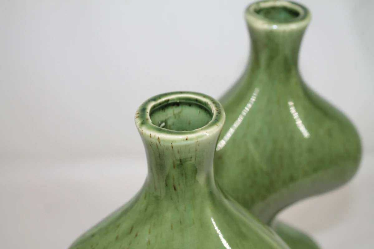 Set van 2 groene keramische vazen met abstracte vorm