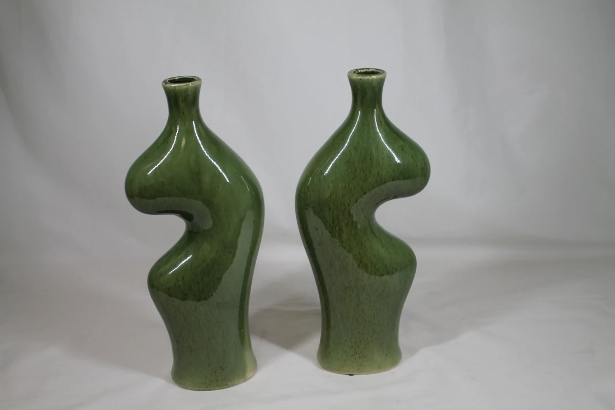 Set van 2 groene keramische vazen met abstracte vorm