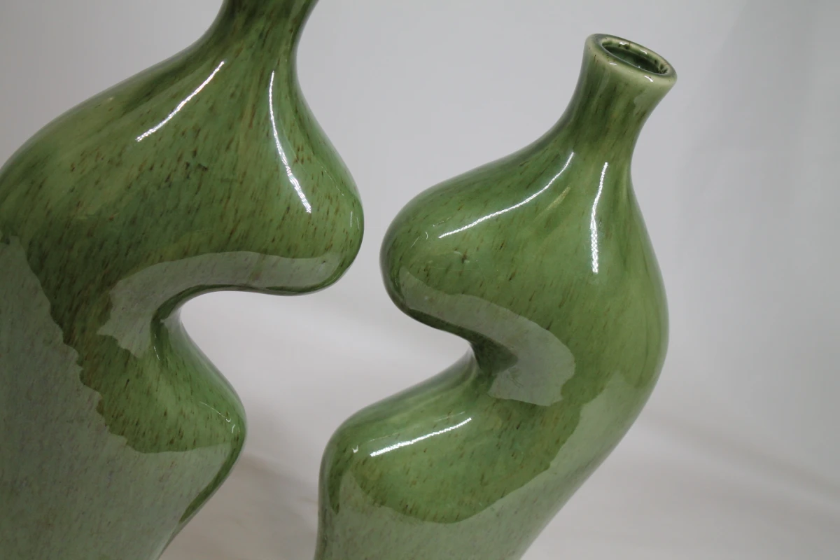 Set van 2 groene keramische vazen met abstracte vorm