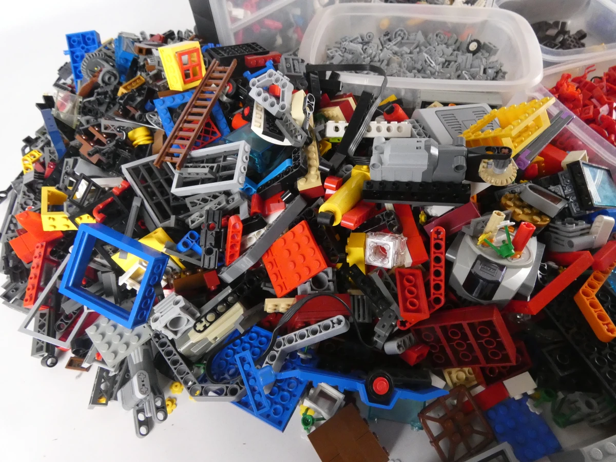 Grote verzameling Lego bouwstenen in dozen