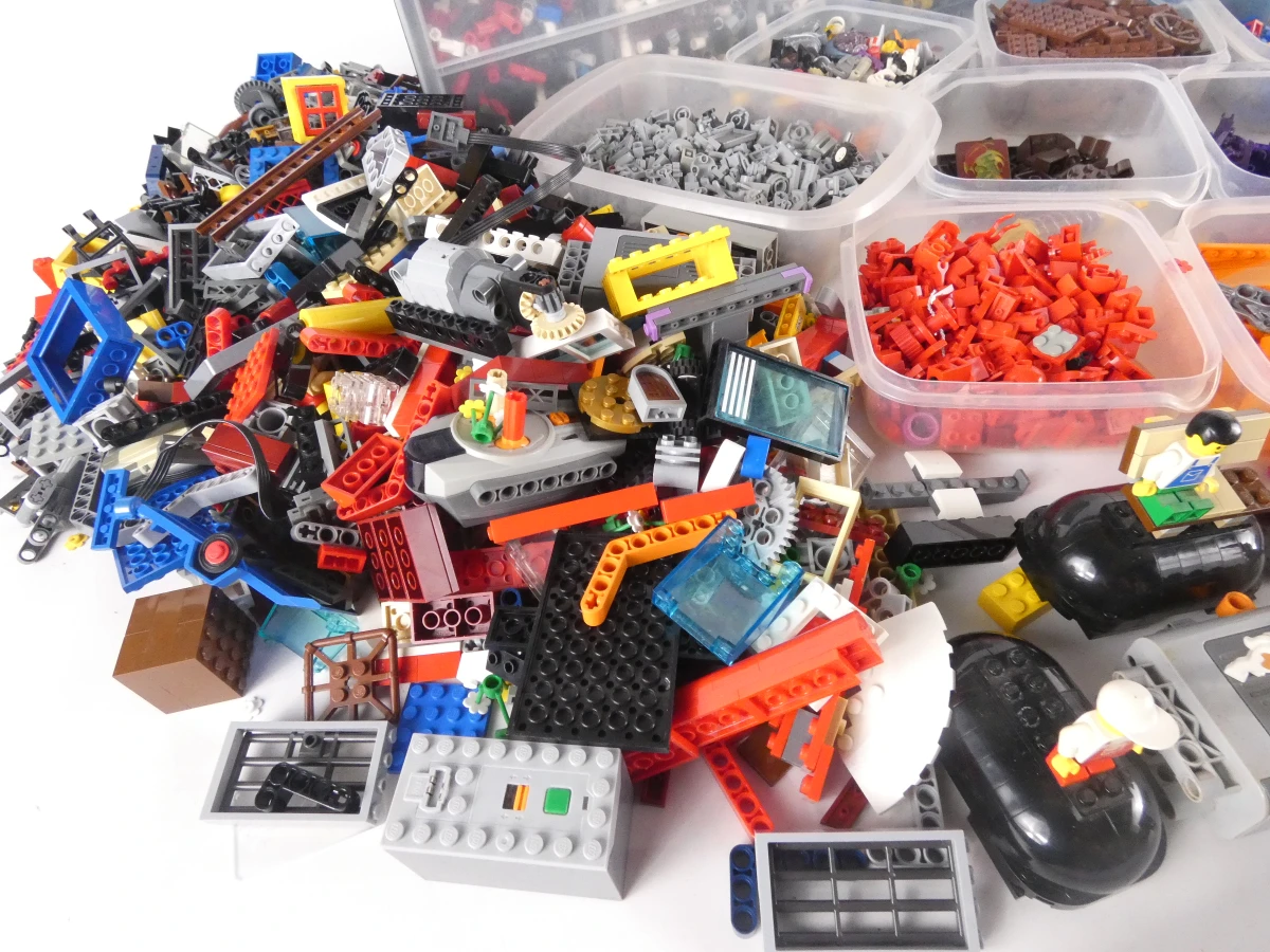 Grote verzameling Lego bouwstenen in dozen