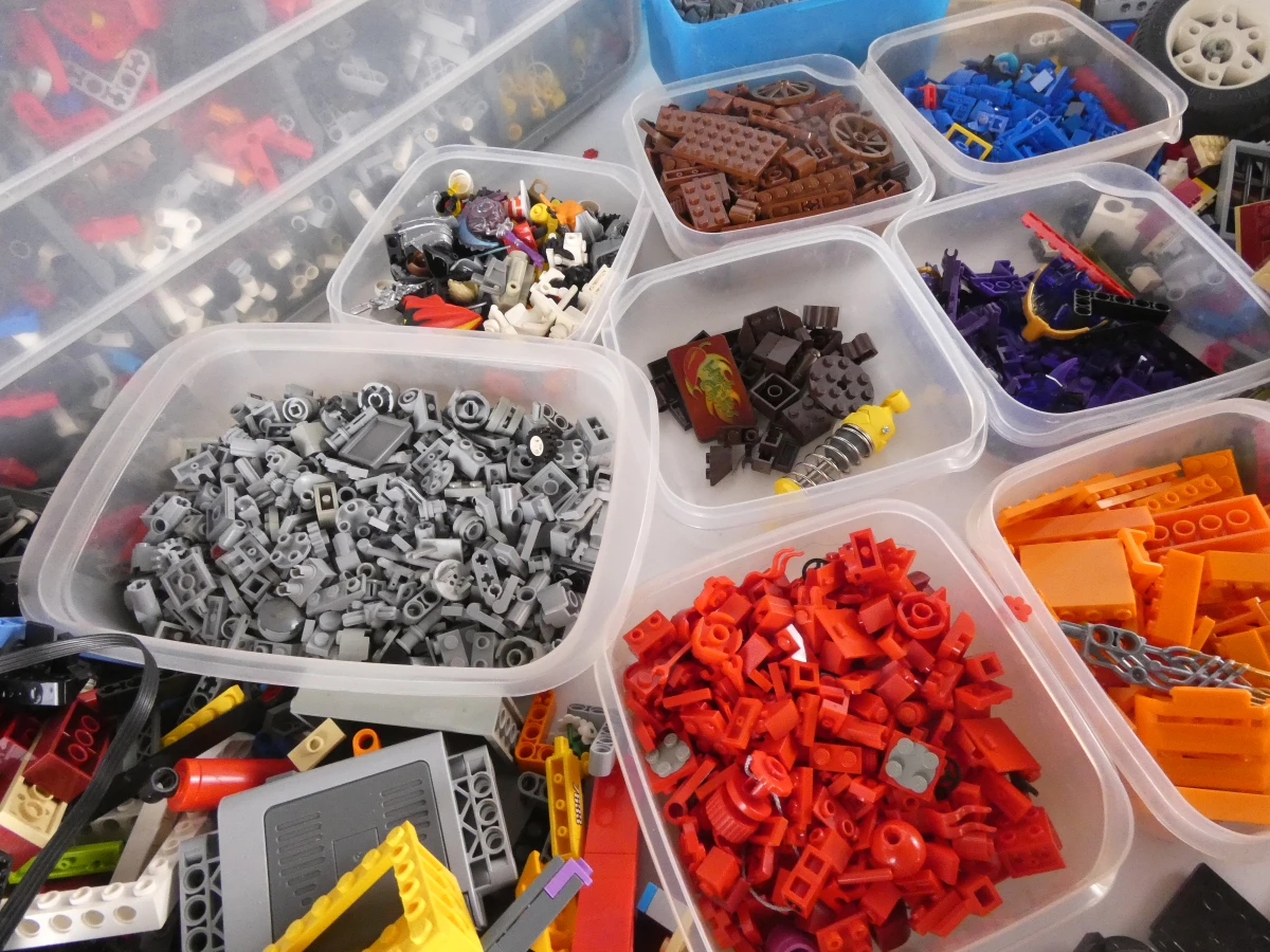 Grote verzameling Lego bouwstenen in dozen