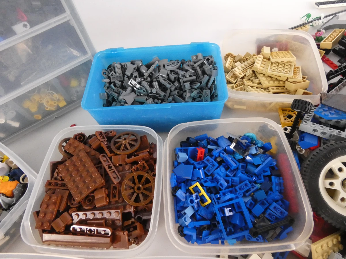 Grote verzameling Lego bouwstenen in dozen