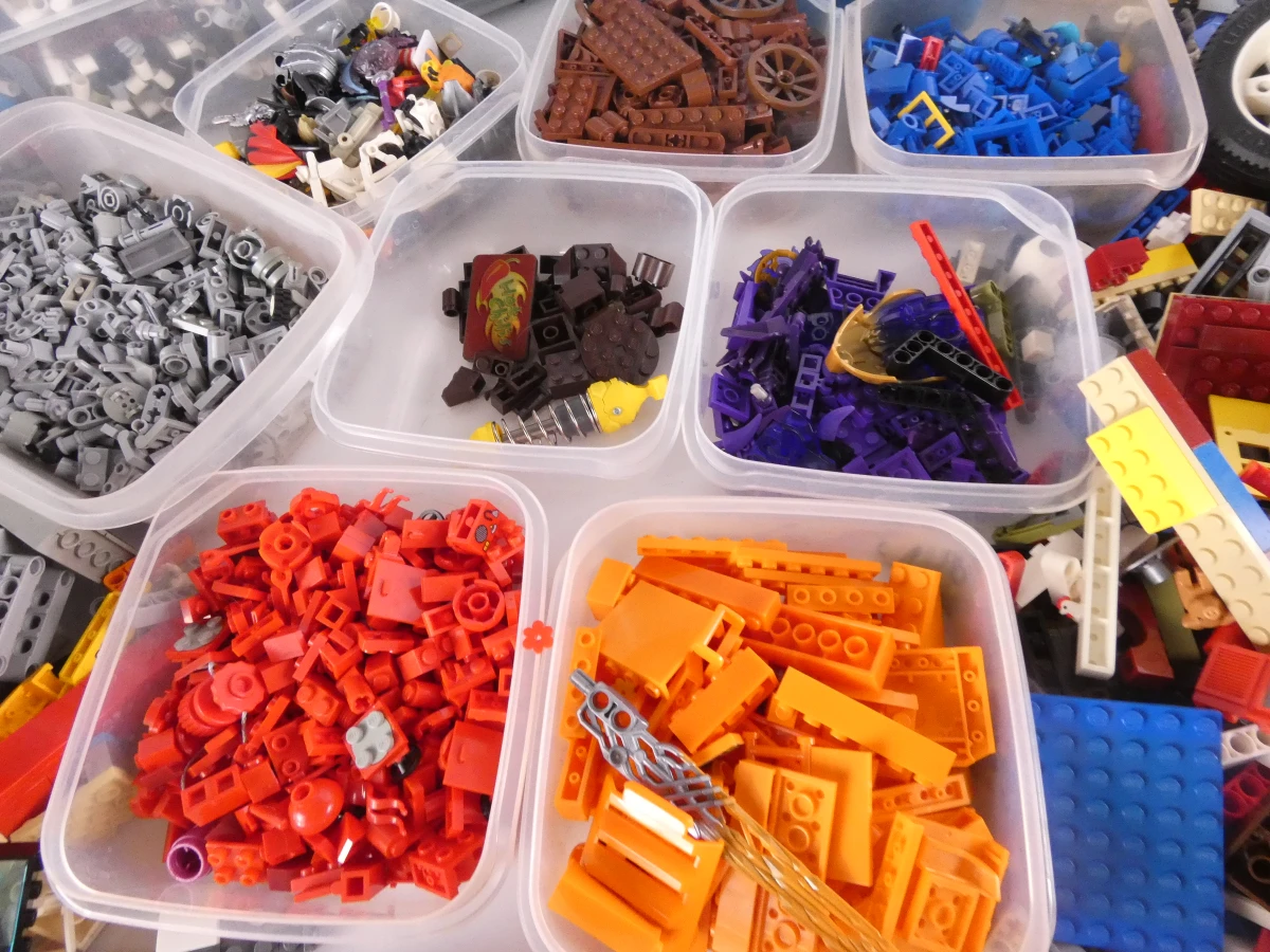 Grote verzameling Lego bouwstenen in dozen