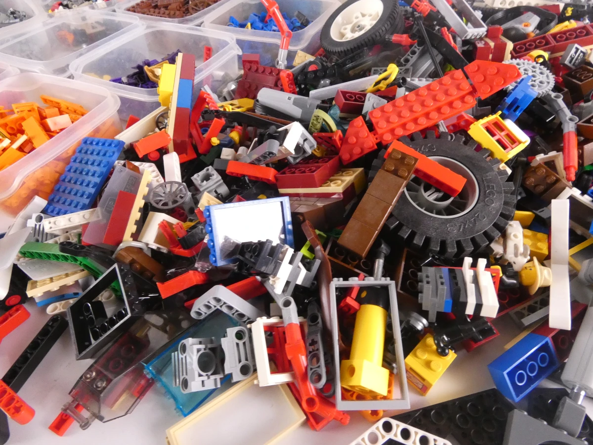 Grote verzameling Lego bouwstenen in dozen